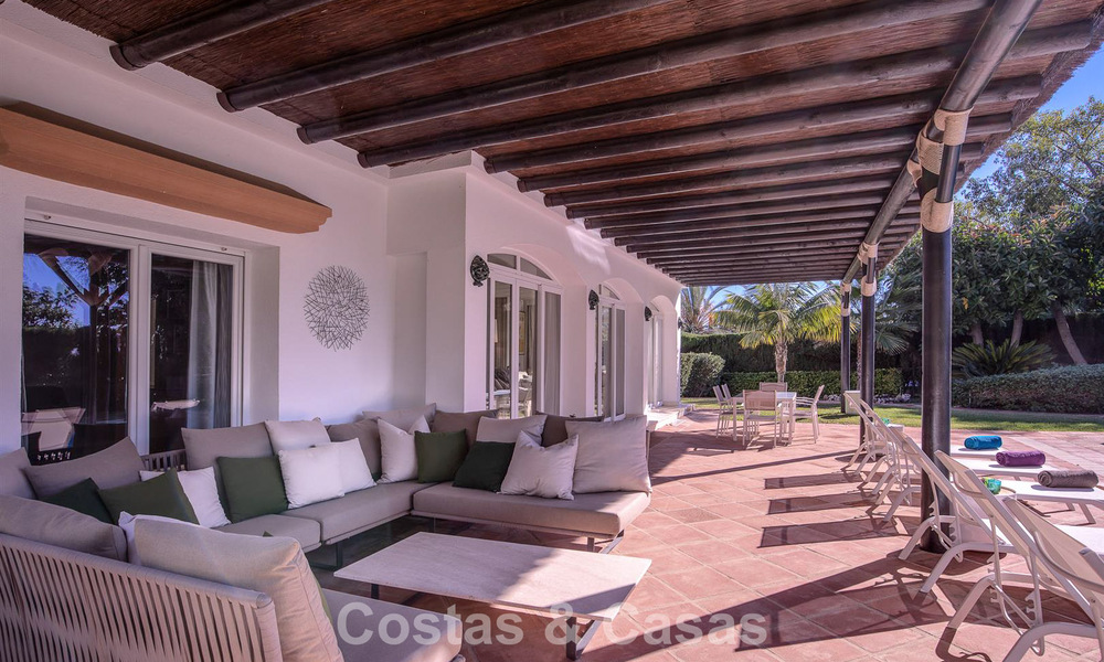 Villa de lujo de estilo mediterráneo en venta a un paso de la playa y todos los servicios en Guadalmina Baja, Marbella 783102