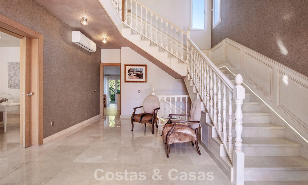Villa de lujo de estilo mediterráneo en venta a un paso de la playa y todos los servicios en Guadalmina Baja, Marbella 783103