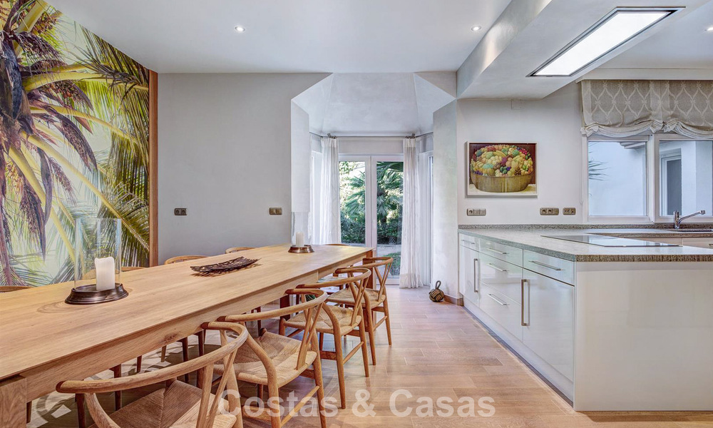 Villa de lujo de estilo mediterráneo en venta a un paso de la playa y todos los servicios en Guadalmina Baja, Marbella 783104