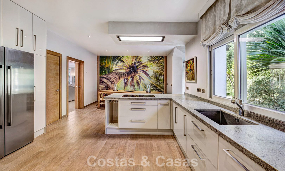 Villa de lujo de estilo mediterráneo en venta a un paso de la playa y todos los servicios en Guadalmina Baja, Marbella 783105