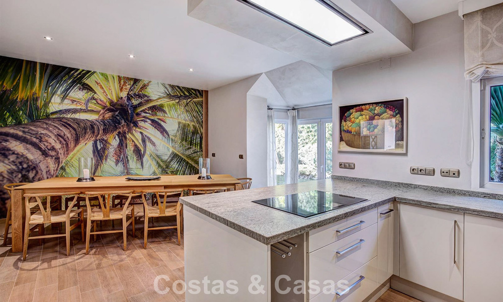 Villa de lujo de estilo mediterráneo en venta a un paso de la playa y todos los servicios en Guadalmina Baja, Marbella 783108