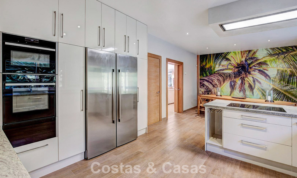 Villa de lujo de estilo mediterráneo en venta a un paso de la playa y todos los servicios en Guadalmina Baja, Marbella 783109