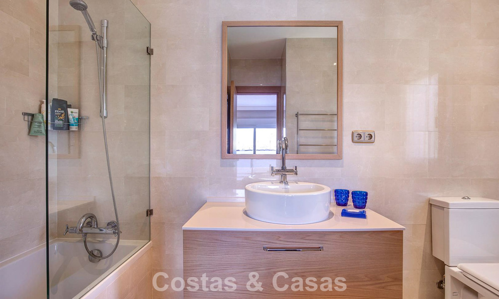 Villa de lujo de estilo mediterráneo en venta a un paso de la playa y todos los servicios en Guadalmina Baja, Marbella 783113