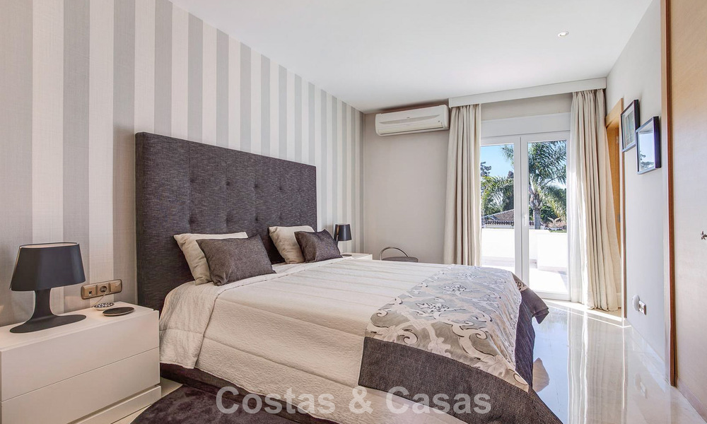 Villa de lujo de estilo mediterráneo en venta a un paso de la playa y todos los servicios en Guadalmina Baja, Marbella 783114