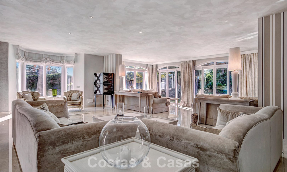 Villa de lujo de estilo mediterráneo en venta a un paso de la playa y todos los servicios en Guadalmina Baja, Marbella 783117