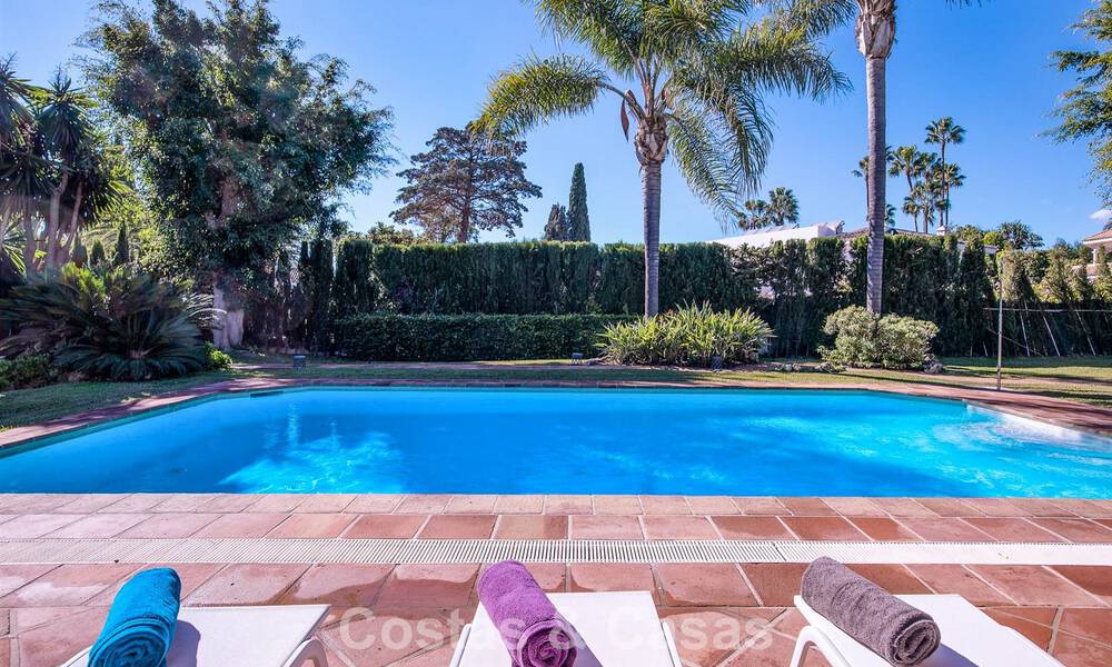 Villa de lujo de estilo mediterráneo en venta a un paso de la playa y todos los servicios en Guadalmina Baja, Marbella 783121