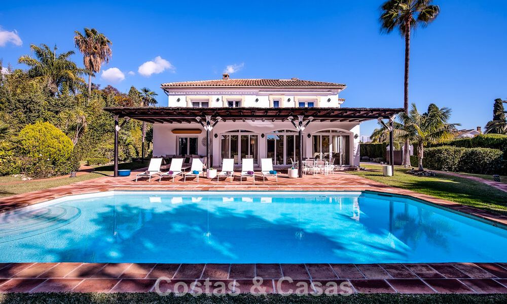 Villa de lujo de estilo mediterráneo en venta a un paso de la playa y todos los servicios en Guadalmina Baja, Marbella 783122