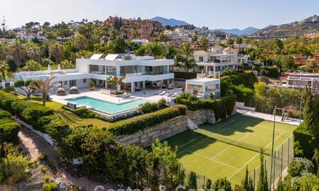 Sofisticada villa de lujo en venta con pista de tenis privada en el corazón de Nueva Andalucía, Marbella 783594