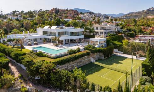 Sofisticada villa de lujo en venta con pista de tenis privada en el corazón de Nueva Andalucía, Marbella 783594