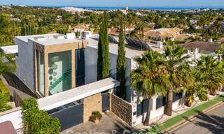 Sofisticada villa de lujo en venta con pista de tenis privada en el corazón de Nueva Andalucía, Marbella 783595 