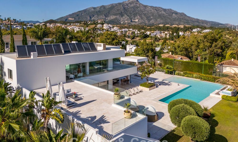 Sofisticada villa de lujo en venta con pista de tenis privada en el corazón de Nueva Andalucía, Marbella 783596