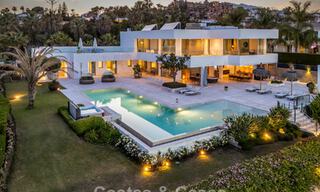 Sofisticada villa de lujo en venta con pista de tenis privada en el corazón de Nueva Andalucía, Marbella 783598 