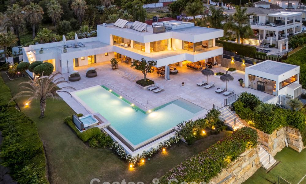 Sofisticada villa de lujo en venta con pista de tenis privada en el corazón de Nueva Andalucía, Marbella 783599