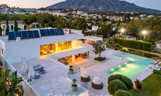 Sofisticada villa de lujo en venta con pista de tenis privada en el corazón de Nueva Andalucía, Marbella 783600 