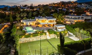 Sofisticada villa de lujo en venta con pista de tenis privada en el corazón de Nueva Andalucía, Marbella 783601 
