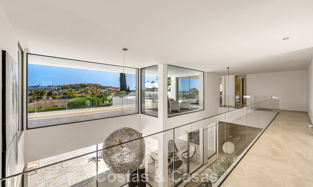 Sofisticada villa de lujo en venta con pista de tenis privada en el corazón de Nueva Andalucía, Marbella 783602