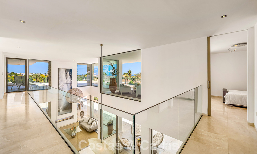 Sofisticada villa de lujo en venta con pista de tenis privada en el corazón de Nueva Andalucía, Marbella 783603