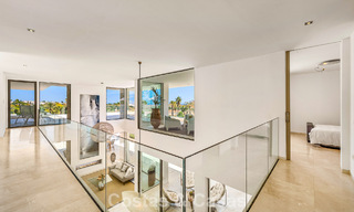 Sofisticada villa de lujo en venta con pista de tenis privada en el corazón de Nueva Andalucía, Marbella 783603 