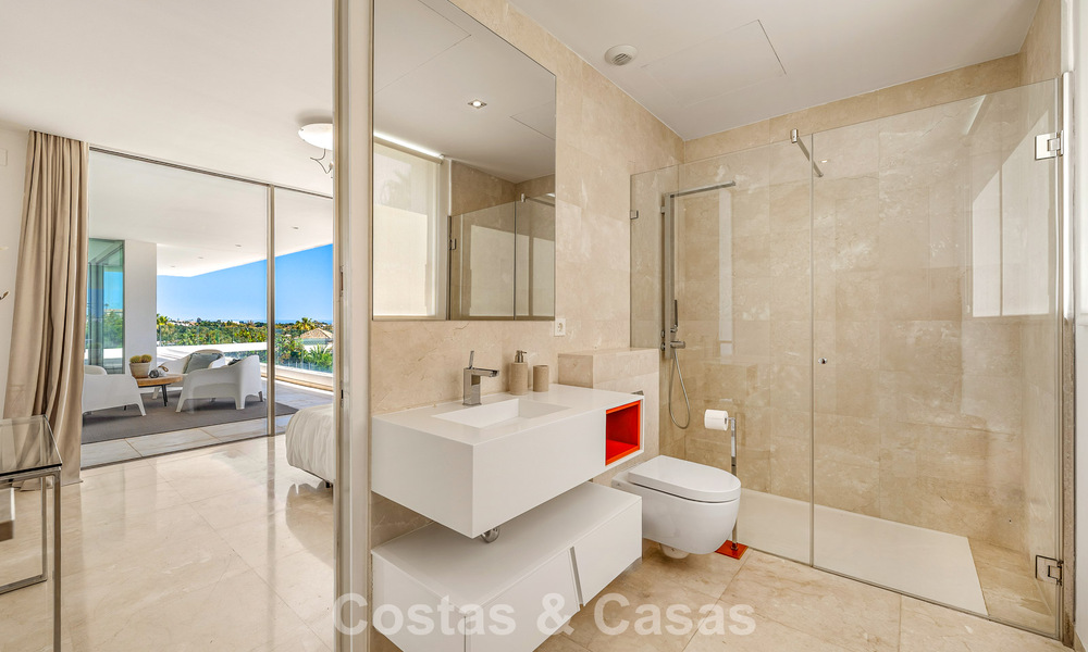 Sofisticada villa de lujo en venta con pista de tenis privada en el corazón de Nueva Andalucía, Marbella 783605