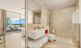 Sofisticada villa de lujo en venta con pista de tenis privada en el corazón de Nueva Andalucía, Marbella 783605 