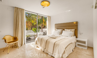 Sofisticada villa de lujo en venta con pista de tenis privada en el corazón de Nueva Andalucía, Marbella 783606 