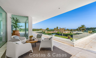 Sofisticada villa de lujo en venta con pista de tenis privada en el corazón de Nueva Andalucía, Marbella 783608 