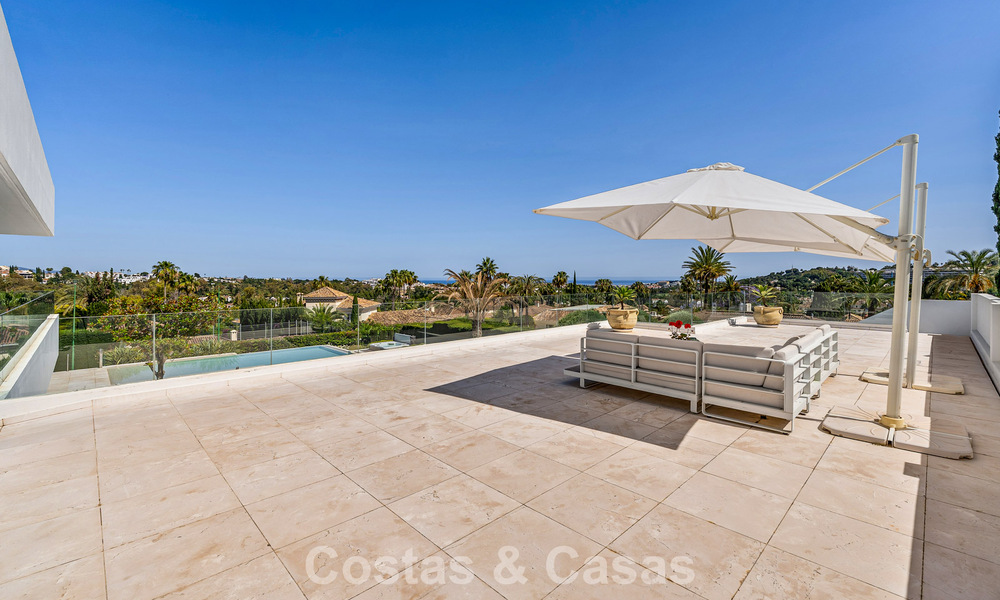Sofisticada villa de lujo en venta con pista de tenis privada en el corazón de Nueva Andalucía, Marbella 783609