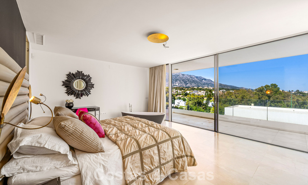 Sofisticada villa de lujo en venta con pista de tenis privada en el corazón de Nueva Andalucía, Marbella 783610