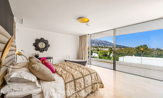 Sofisticada villa de lujo en venta con pista de tenis privada en el corazón de Nueva Andalucía, Marbella 783610 