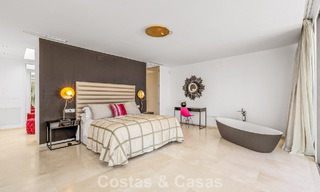 Sofisticada villa de lujo en venta con pista de tenis privada en el corazón de Nueva Andalucía, Marbella 783611 