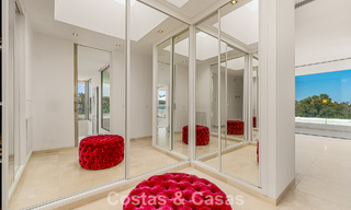 Sofisticada villa de lujo en venta con pista de tenis privada en el corazón de Nueva Andalucía, Marbella 783612 