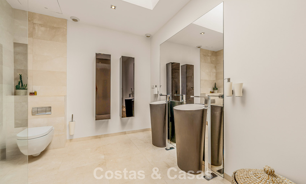 Sofisticada villa de lujo en venta con pista de tenis privada en el corazón de Nueva Andalucía, Marbella 783613