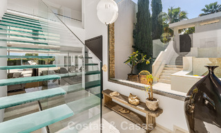 Sofisticada villa de lujo en venta con pista de tenis privada en el corazón de Nueva Andalucía, Marbella 783614 