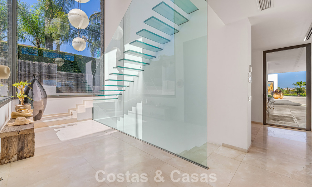 Sofisticada villa de lujo en venta con pista de tenis privada en el corazón de Nueva Andalucía, Marbella 783615