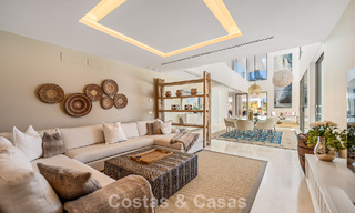 Sofisticada villa de lujo en venta con pista de tenis privada en el corazón de Nueva Andalucía, Marbella 783617 