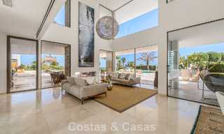 Sofisticada villa de lujo en venta con pista de tenis privada en el corazón de Nueva Andalucía, Marbella 783618 