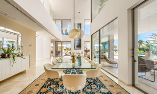 Sofisticada villa de lujo en venta con pista de tenis privada en el corazón de Nueva Andalucía, Marbella 783619 