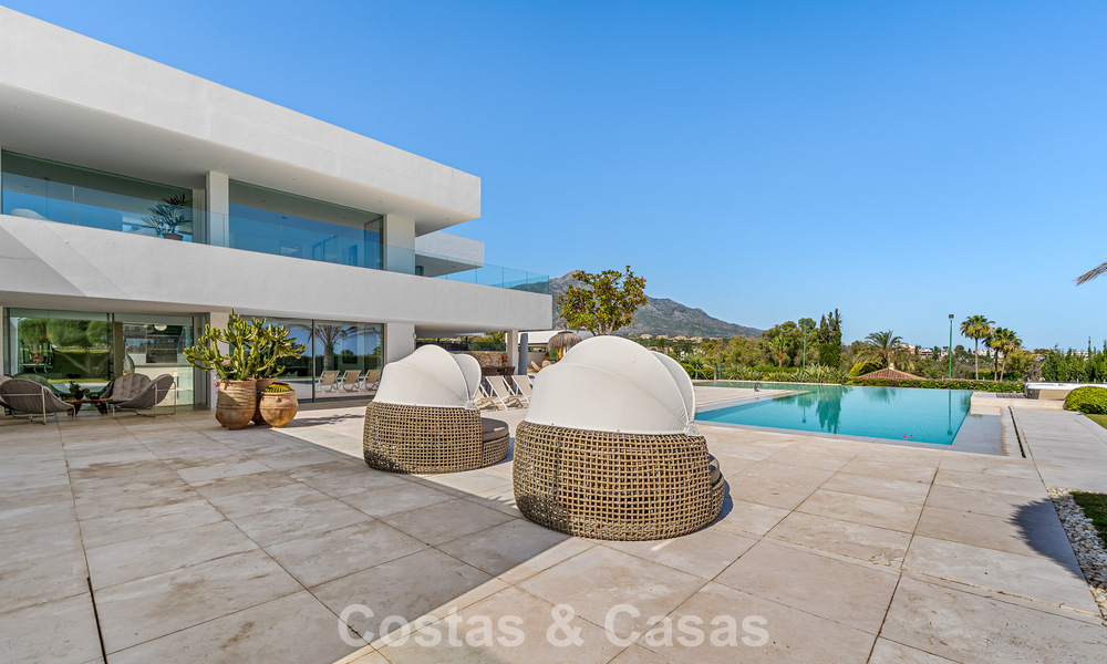 Sofisticada villa de lujo en venta con pista de tenis privada en el corazón de Nueva Andalucía, Marbella 783620