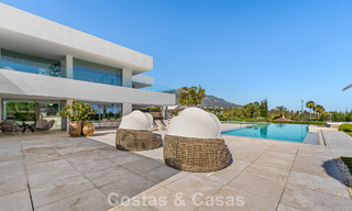 Sofisticada villa de lujo en venta con pista de tenis privada en el corazón de Nueva Andalucía, Marbella 783620 