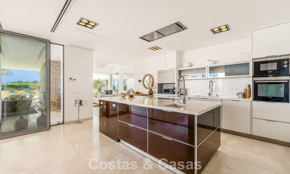 Sofisticada villa de lujo en venta con pista de tenis privada en el corazón de Nueva Andalucía, Marbella 783621