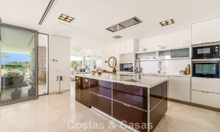 Sofisticada villa de lujo en venta con pista de tenis privada en el corazón de Nueva Andalucía, Marbella 783621 