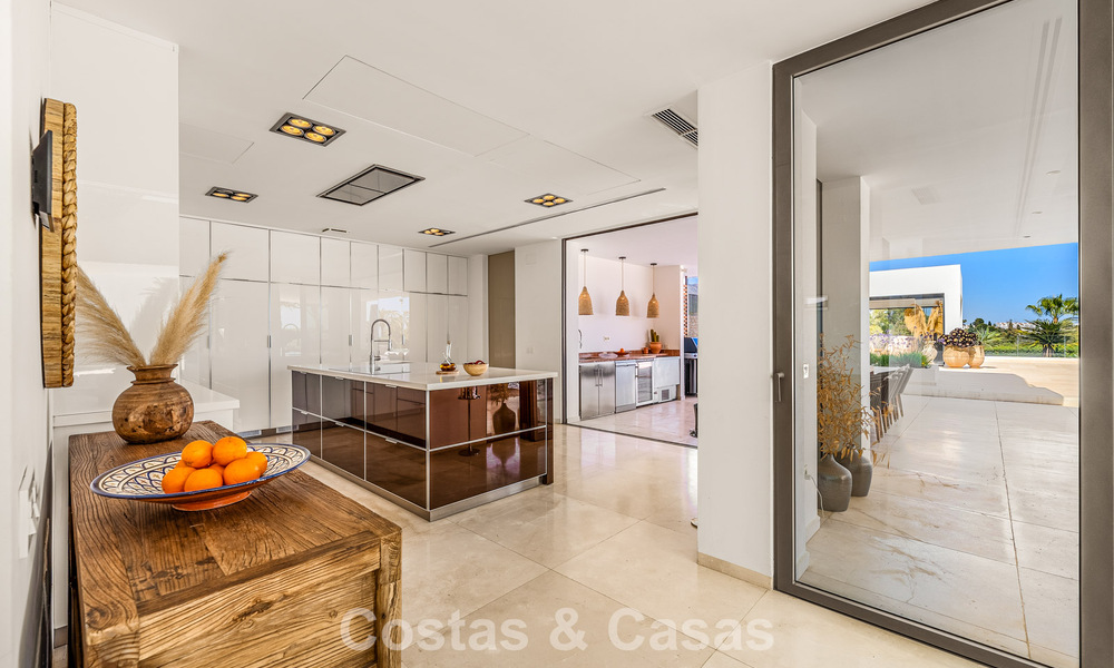 Sofisticada villa de lujo en venta con pista de tenis privada en el corazón de Nueva Andalucía, Marbella 783622