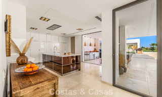 Sofisticada villa de lujo en venta con pista de tenis privada en el corazón de Nueva Andalucía, Marbella 783622 