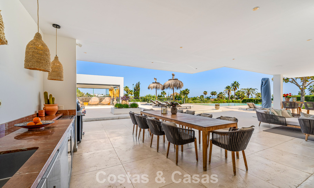 Sofisticada villa de lujo en venta con pista de tenis privada en el corazón de Nueva Andalucía, Marbella 783623