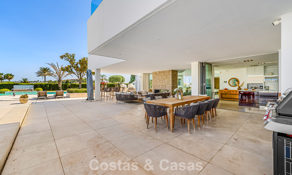 Sofisticada villa de lujo en venta con pista de tenis privada en el corazón de Nueva Andalucía, Marbella 783624