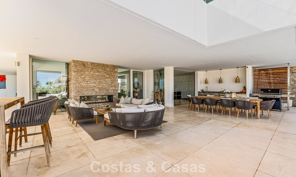 Sofisticada villa de lujo en venta con pista de tenis privada en el corazón de Nueva Andalucía, Marbella 783625