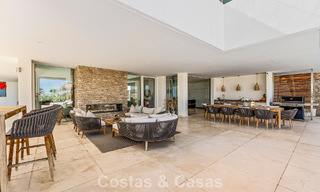 Sofisticada villa de lujo en venta con pista de tenis privada en el corazón de Nueva Andalucía, Marbella 783625 