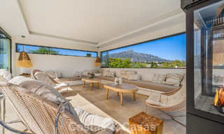 Sofisticada villa de lujo en venta con pista de tenis privada en el corazón de Nueva Andalucía, Marbella 783626 