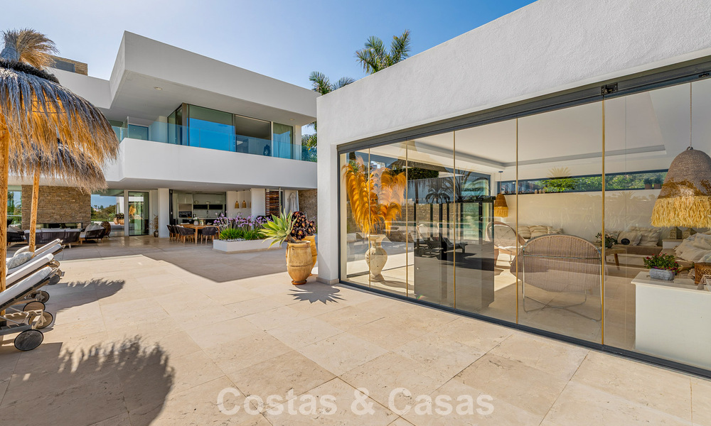 Sofisticada villa de lujo en venta con pista de tenis privada en el corazón de Nueva Andalucía, Marbella 783627