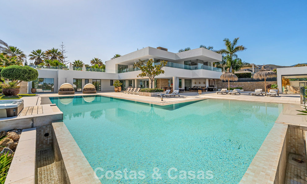 Sofisticada villa de lujo en venta con pista de tenis privada en el corazón de Nueva Andalucía, Marbella 783628